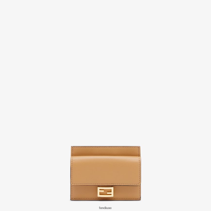 حامل بطاقة جلد نابا اللون البيج Fendi نحيف مُكَمِّلات TNL80L1559