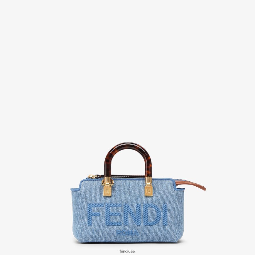 حقيبة بوسطن الصغيرة من الجينز أزرق فاتح Fendi نحيف مُكَمِّلات TNL80L638