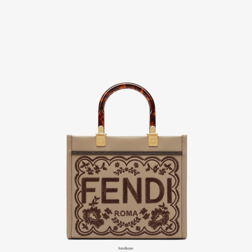حقيبة تسوق من جلد الحمامة مع تطريز الأزهار رمادي Fendi نحيف مُكَمِّلات TNL80L656