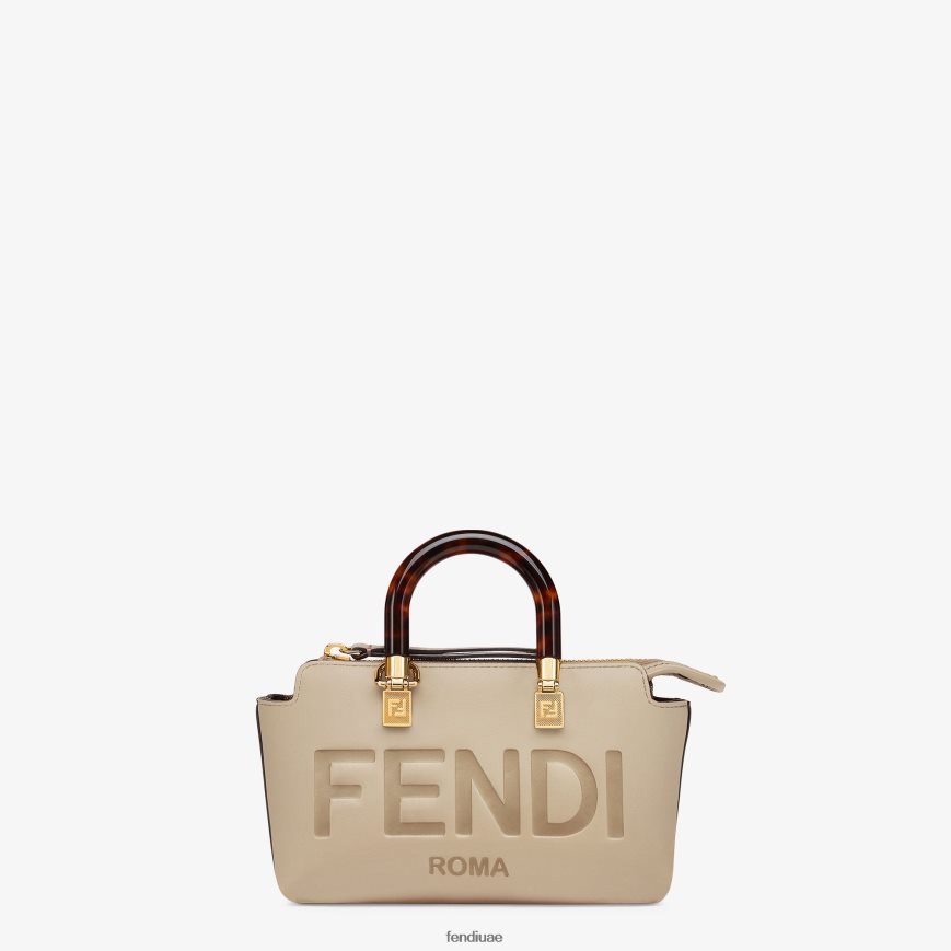 حقيبة بوسطن صغيرة من جلد الحمامة اللون البيج Fendi نحيف مُكَمِّلات TNL80L826